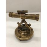 A BRASS TELESCOPE AND COMPASS HEIGHT 10CM