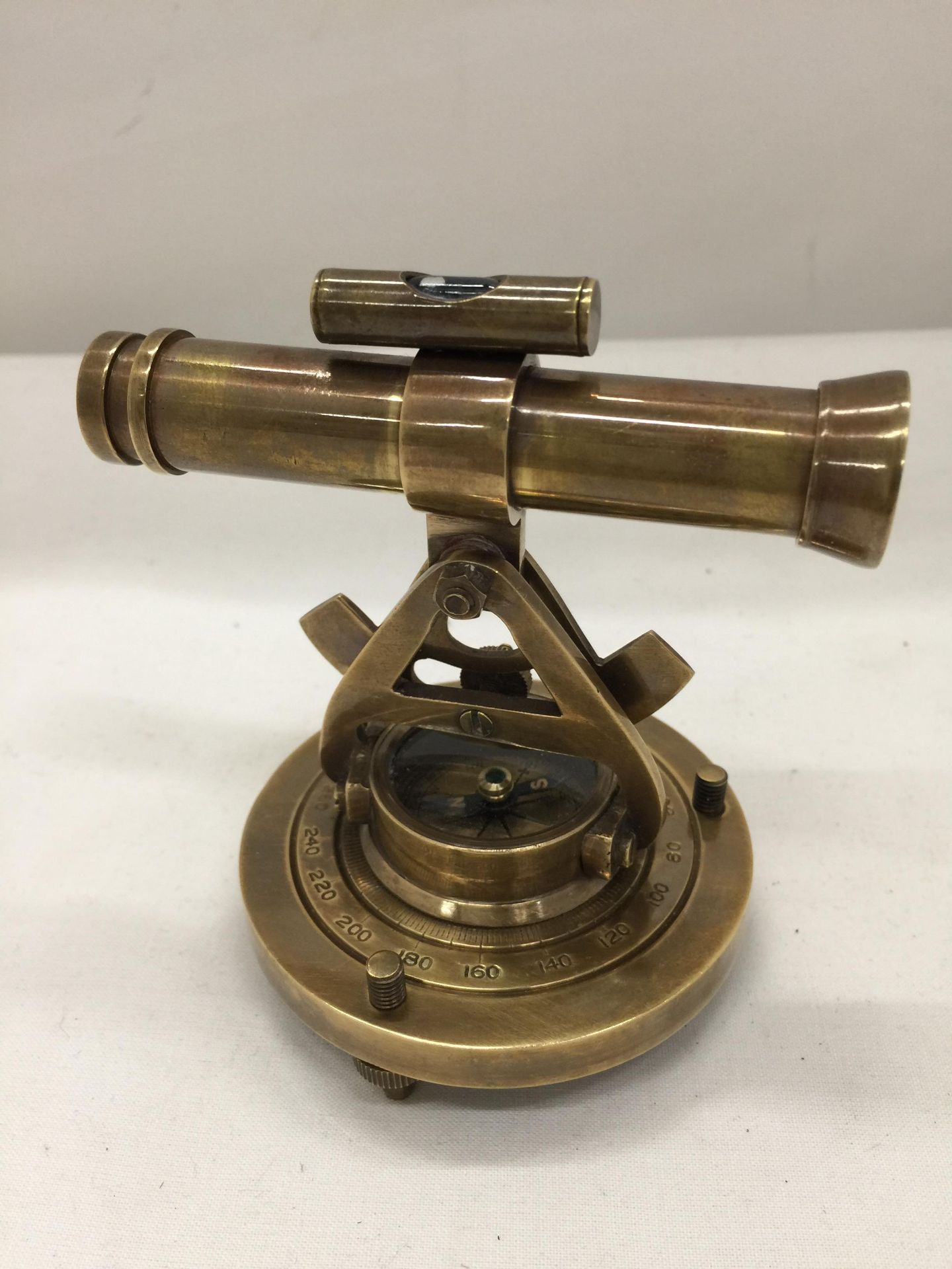 A BRASS TELESCOPE AND COMPASS HEIGHT 10CM