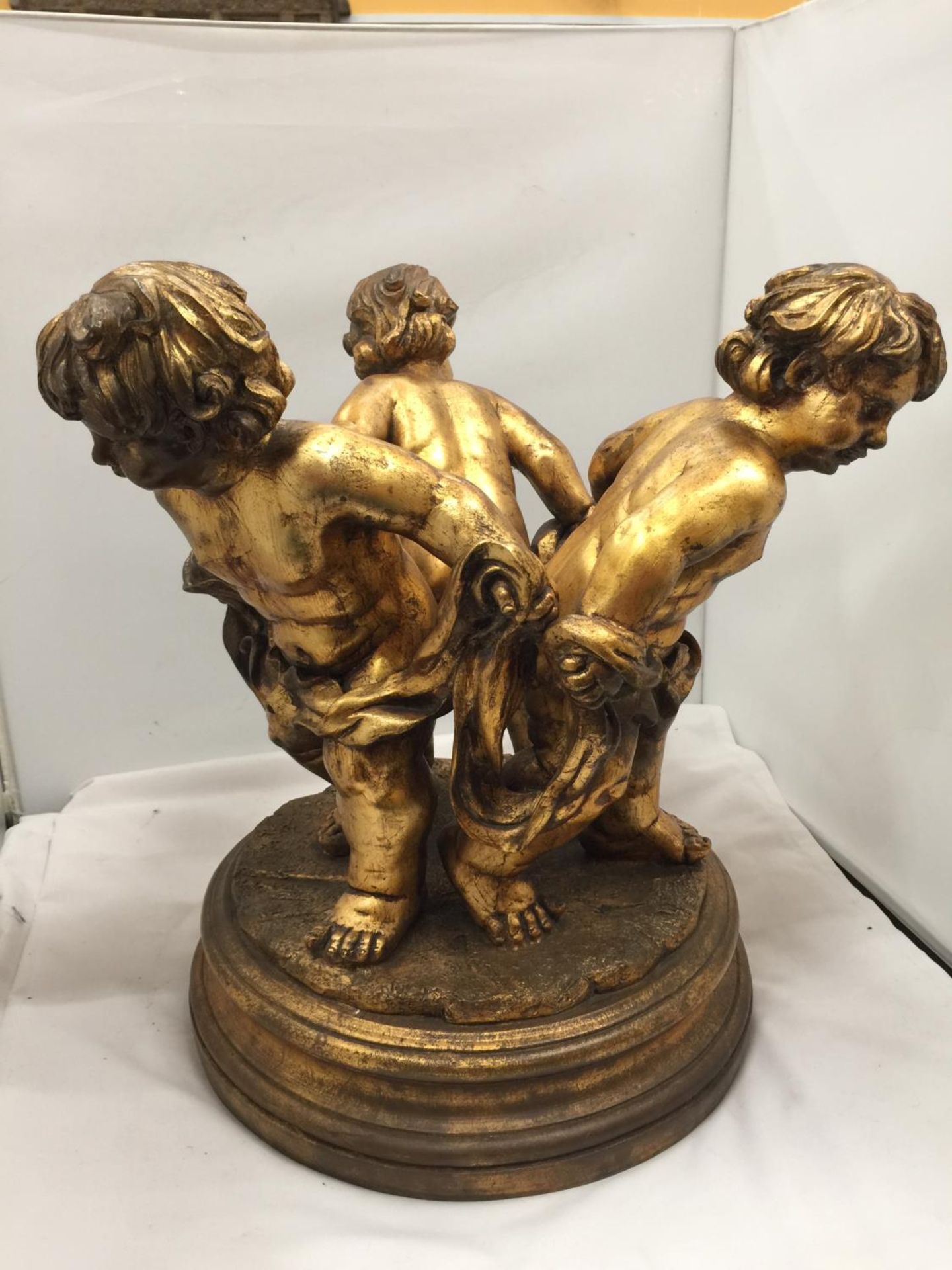 A LARGE GILT COLOURED CHERUBS STAND HEIGHT 44CM, DIAMETER APPROX 34CM - Image 3 of 5