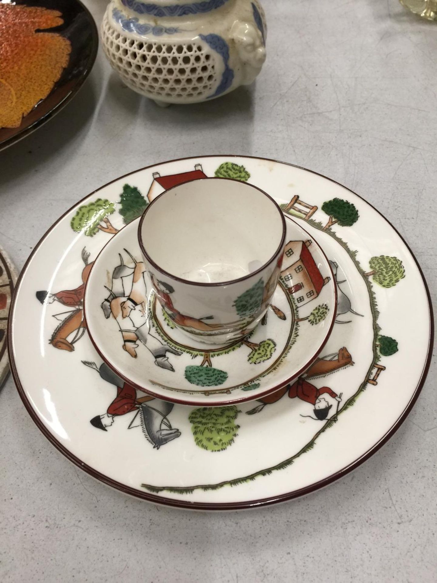 A QUANTITY OF CERAMICS TO INCLUDE A POOLE POTTERY 'LEAF' PLATE, A ROYAL WORCESTER BLUSH IVORY - Image 9 of 10
