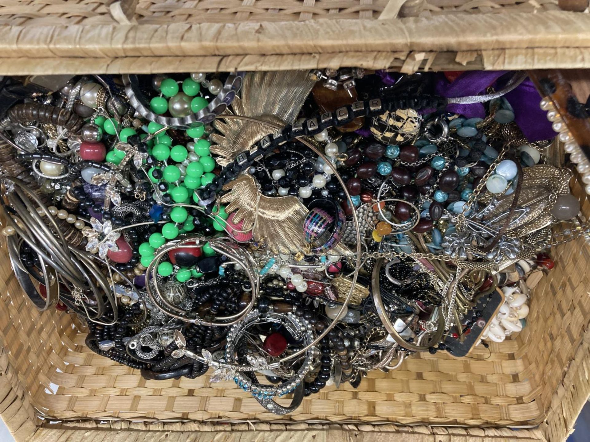 A WICKER PICNIC BASKET CONTAINING A QUANTITY OF COSTUME JEWELLERY TO INCLUDE BANGLES, NECKLACES, - Image 3 of 9