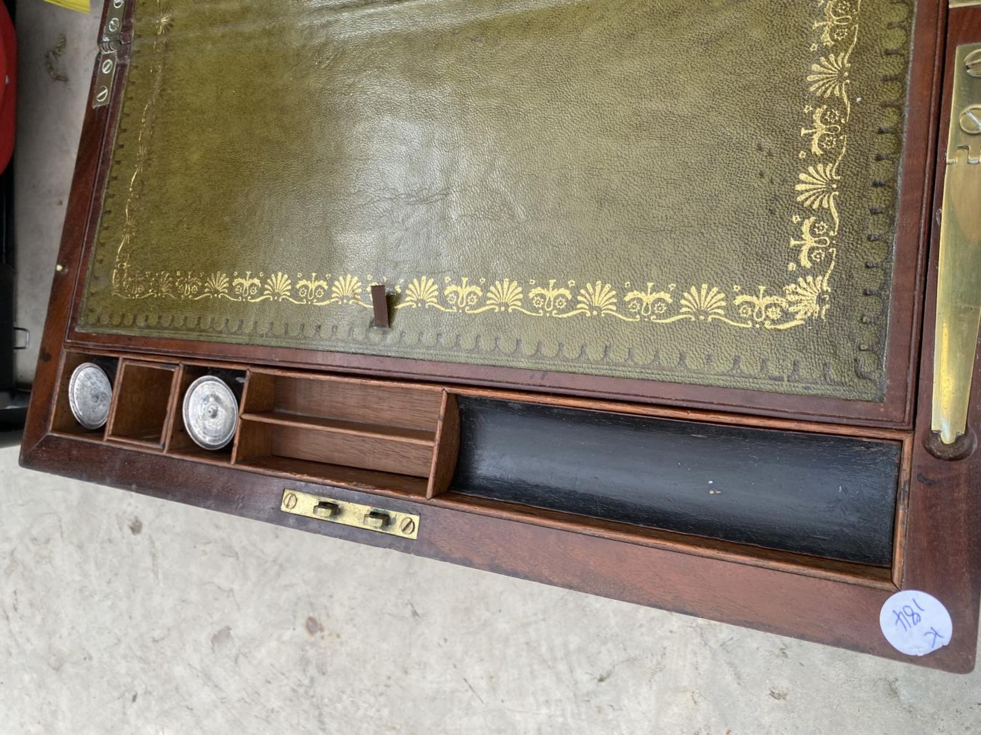 A MAHOGANY WRITING SLOPE WITH TWO INK BOTTLES - Image 3 of 6