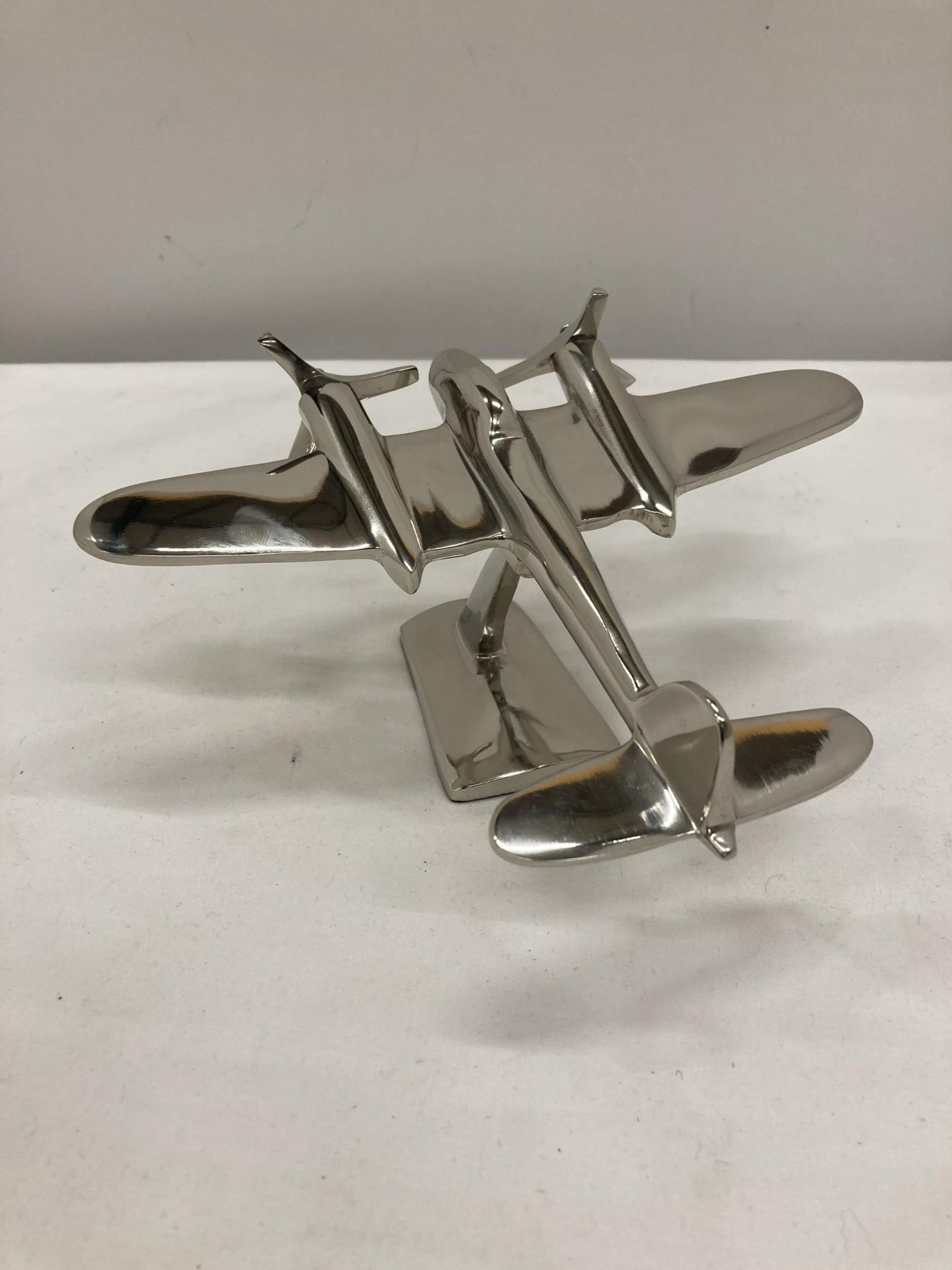 A CHROME MODEL OF A WW11 BOMBER ON STAND HEIGHT 10 CM, LENGTH 17 CM - Image 5 of 5