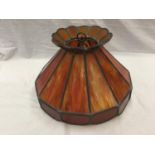 A HEAVY TIFFANY STYLE LEADED ORANGE GLASS LIGHT SHADE WITH CHAIN HANGING W: 40CM