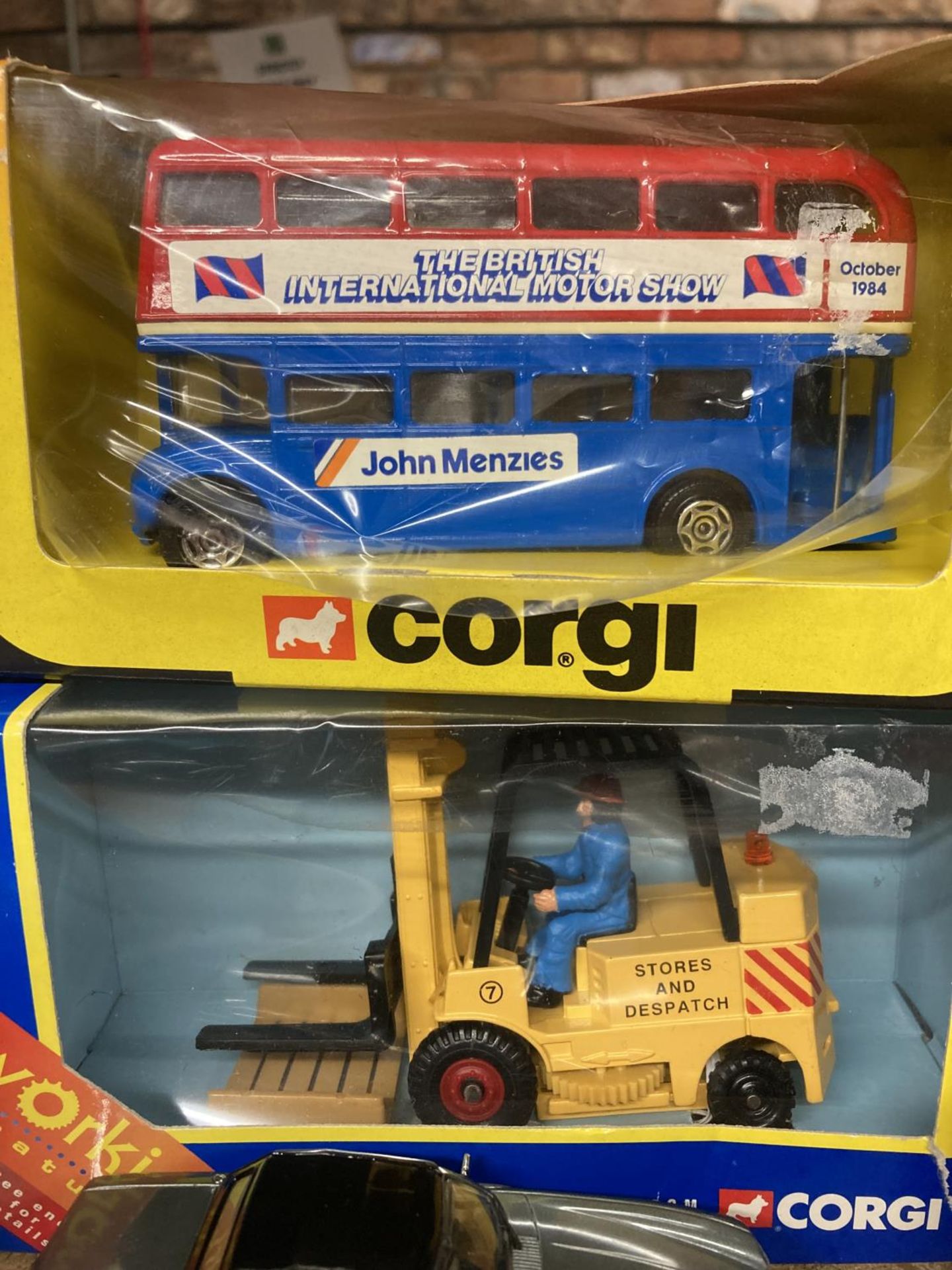 TWO BOXED CORGI MODELS - A FORKLIFT TRUCK AND A BUS, A TEXACO AND ESSO MUG PLUS FIVE DIECAST CARS - Image 3 of 10
