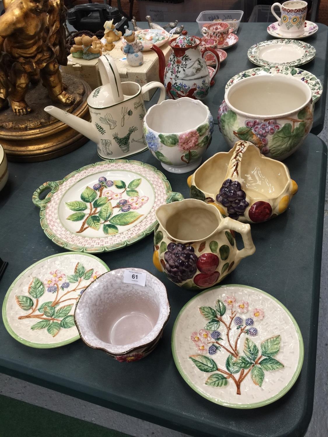 A QUANTITY OF FLORAL CERAMICS TO INCLUDE ITALIAN PLANTERS, PLATES, A CERAMIC WATERING CAN, ETC