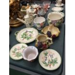 A QUANTITY OF FLORAL CERAMICS TO INCLUDE ITALIAN PLANTERS, PLATES, A CERAMIC WATERING CAN, ETC