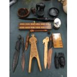 A QUANTITY OF TREEN ITEMS TO INCLUDE NUTCRACKERS, A CRIBBAGE BOARD, LETTER OPENERS, ETC