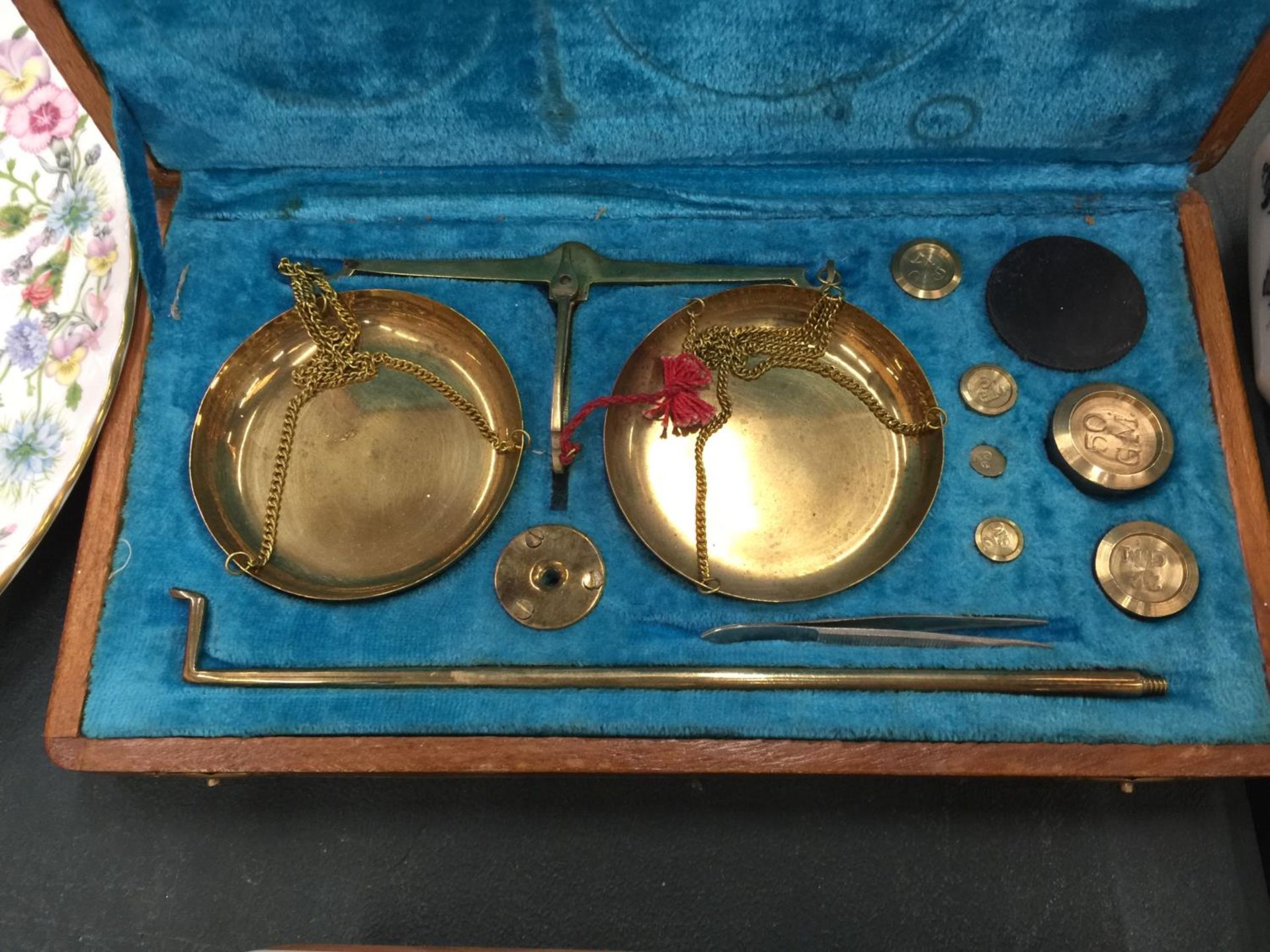 A SET OF BRASS TRAVELLING SCALES AND TWO SETS OF BRASS WEIGHTS ALL IN WOODEN BOXES - Image 4 of 4