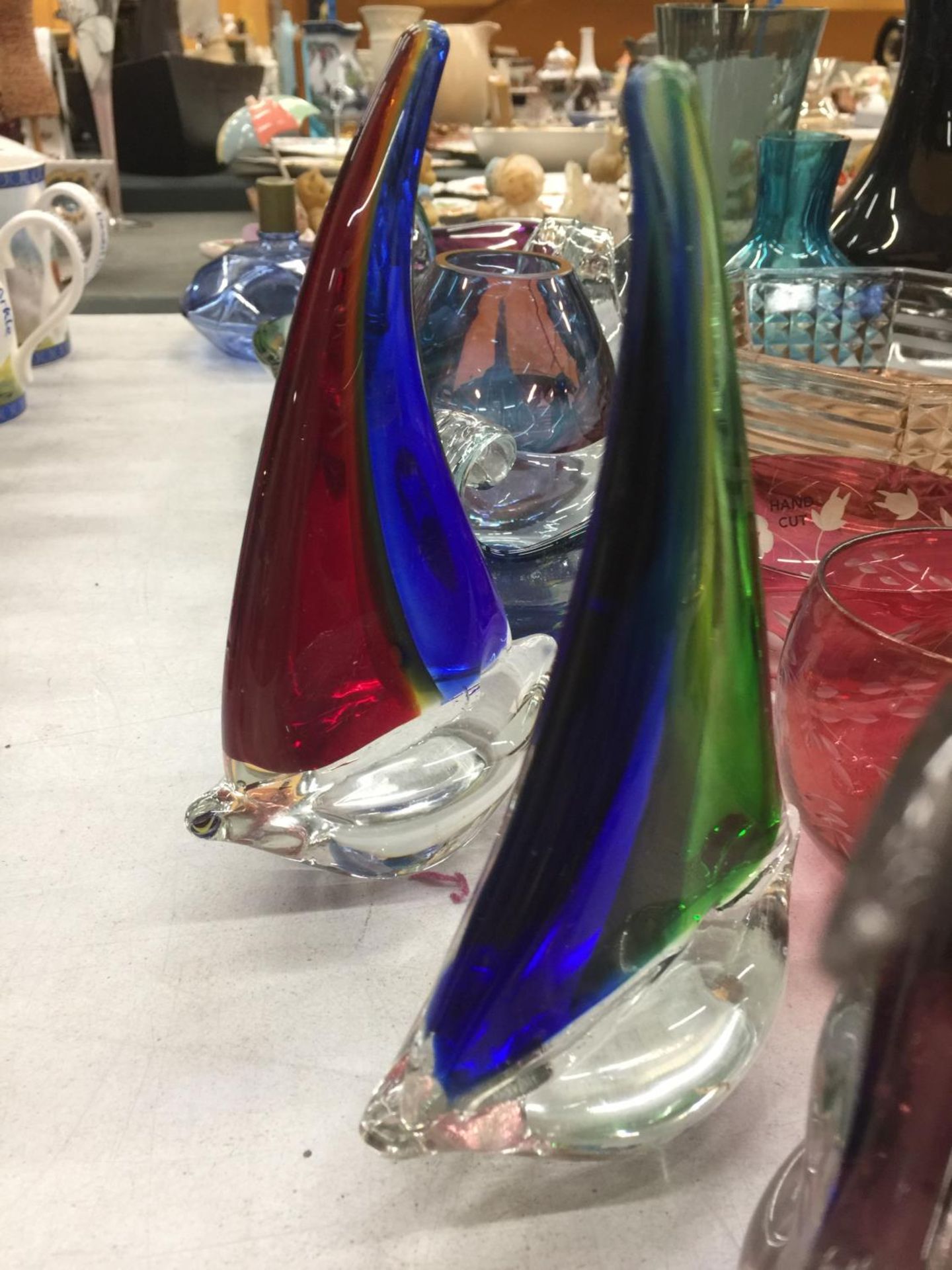 A LARGE QUANTITY OF COLOURED GLASSWARE TO INCLUDE MURANO AND MDINA STYLE, VASES, JUGS, BOWLS, - Image 6 of 21