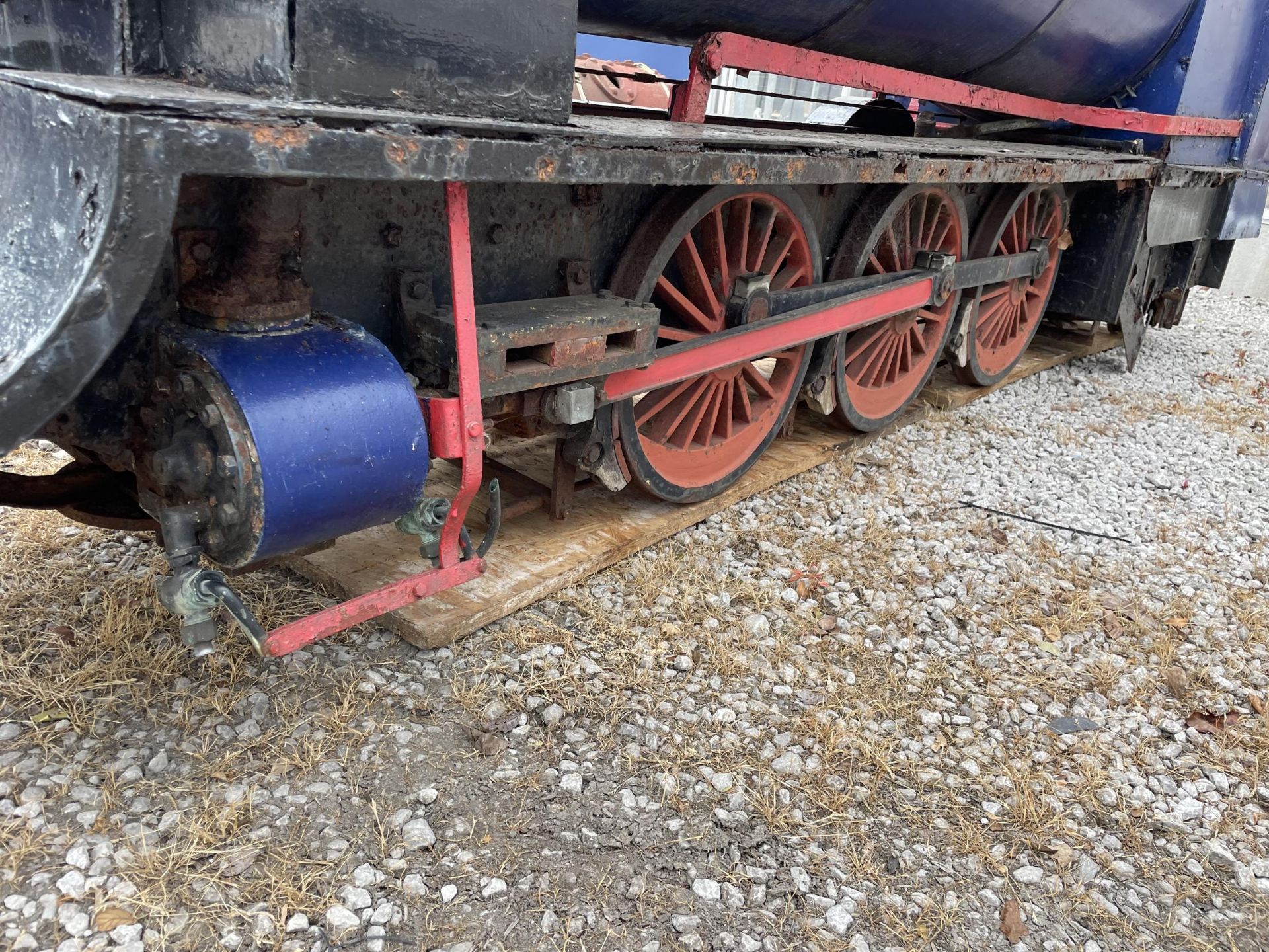 A RAILWAY LOCOMOTIVE AND TENDER - BLUE PACIFIC, WITH CAST ALLOY NAME PLATES - 15 INCH GAUGE, FOR - Image 12 of 37