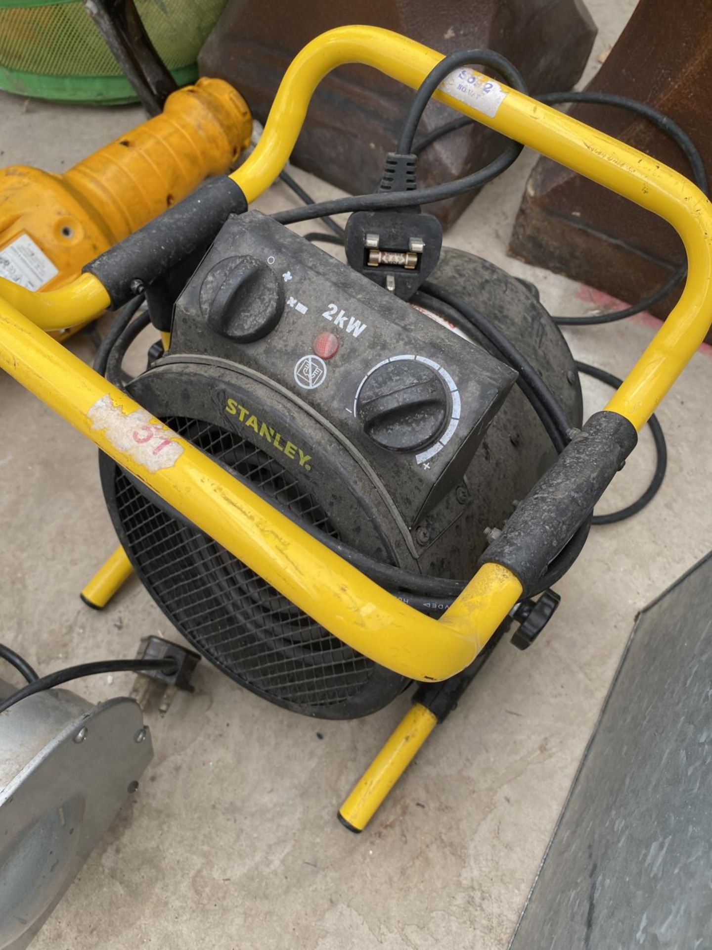 A HLKA 6" BENCH GRINDER, A STANLEY HEATER AND A WORK LIGHT - Image 4 of 6