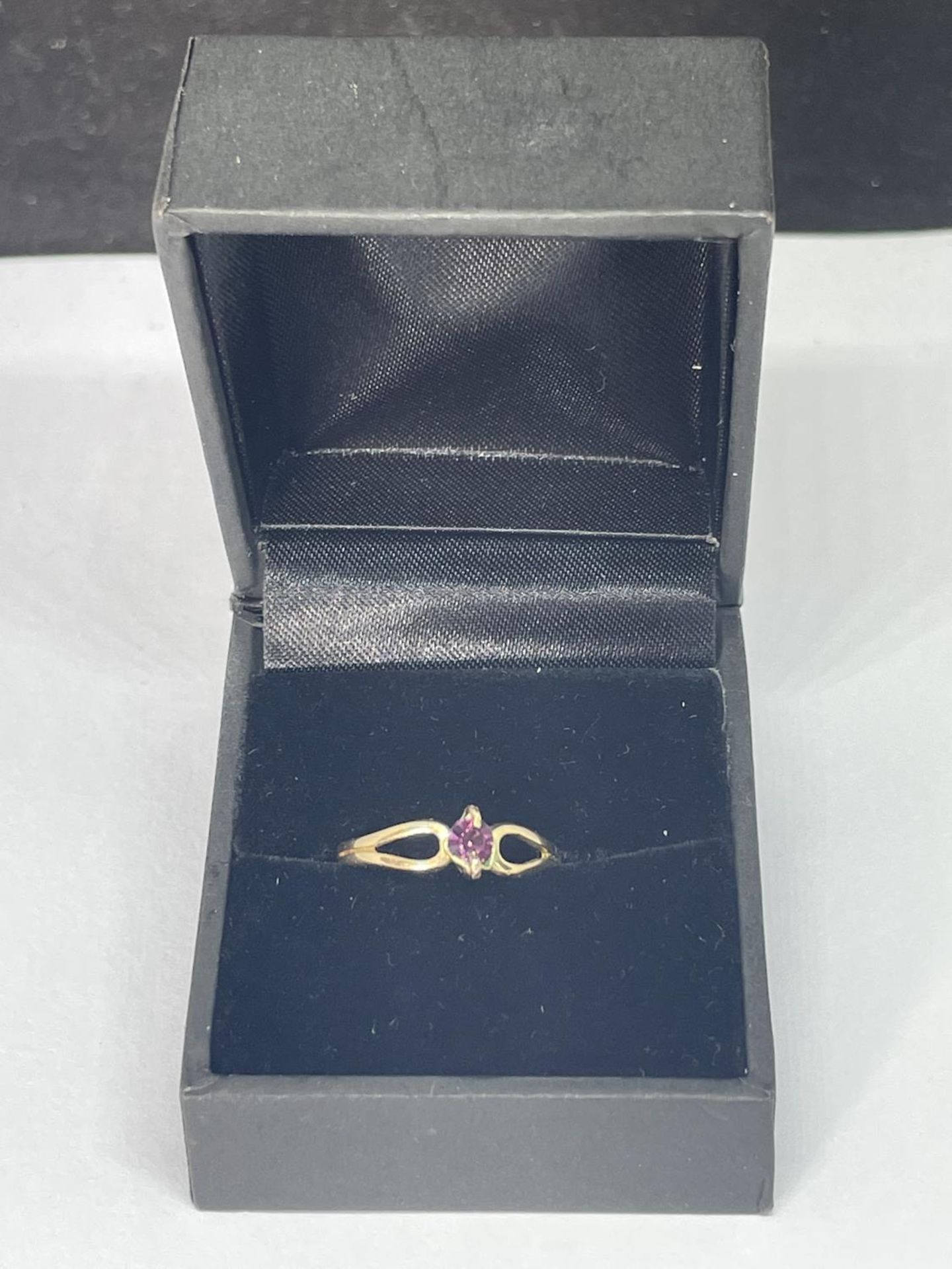 A 14 CARAT GOLD RING WITH A SINGLE PURPLE STONE SIZE M/N IN A PRESENTATION BOX - Image 4 of 5