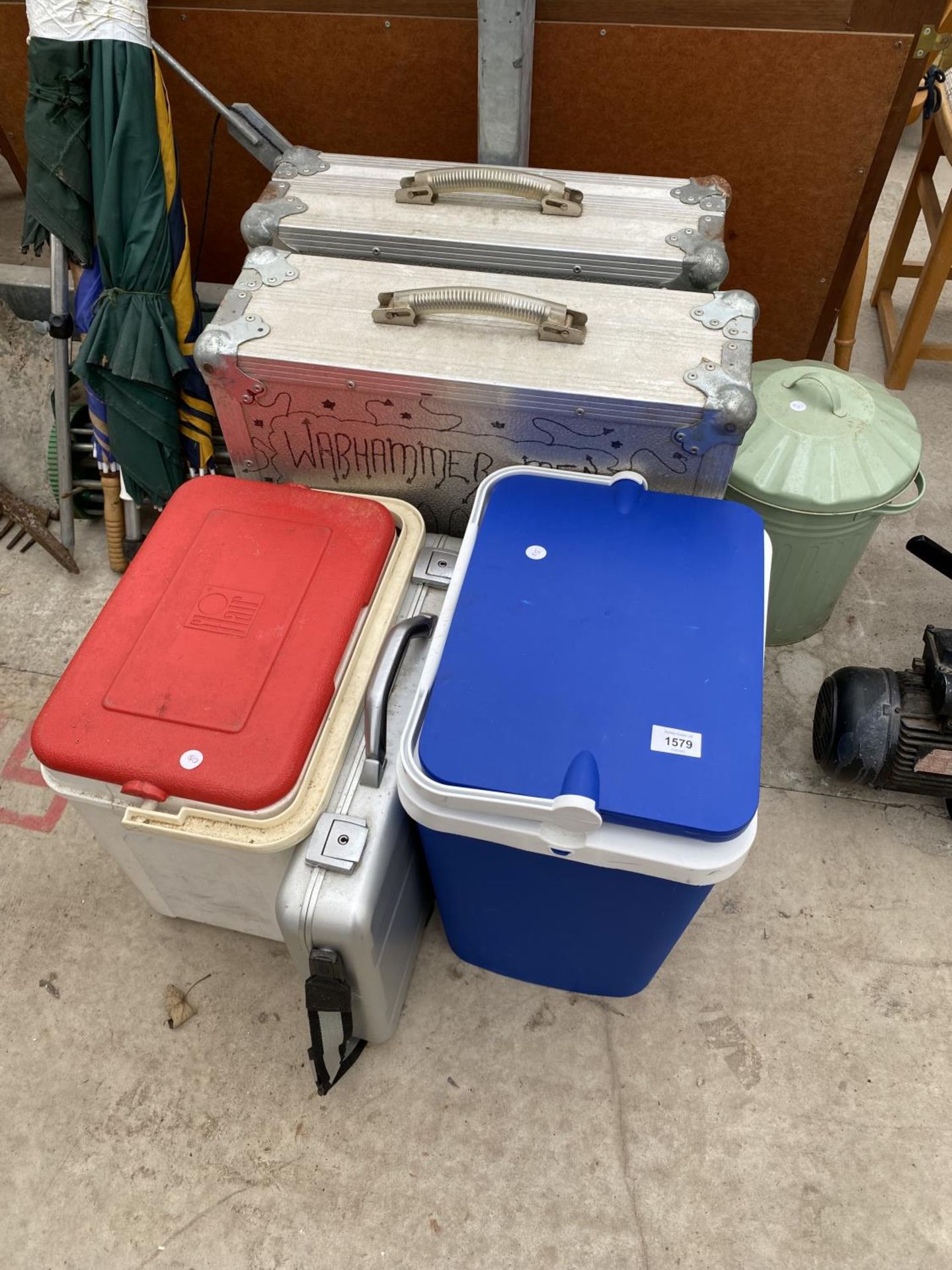 AN ASSORTMENT OF HARD CASES AND COOL BOXES