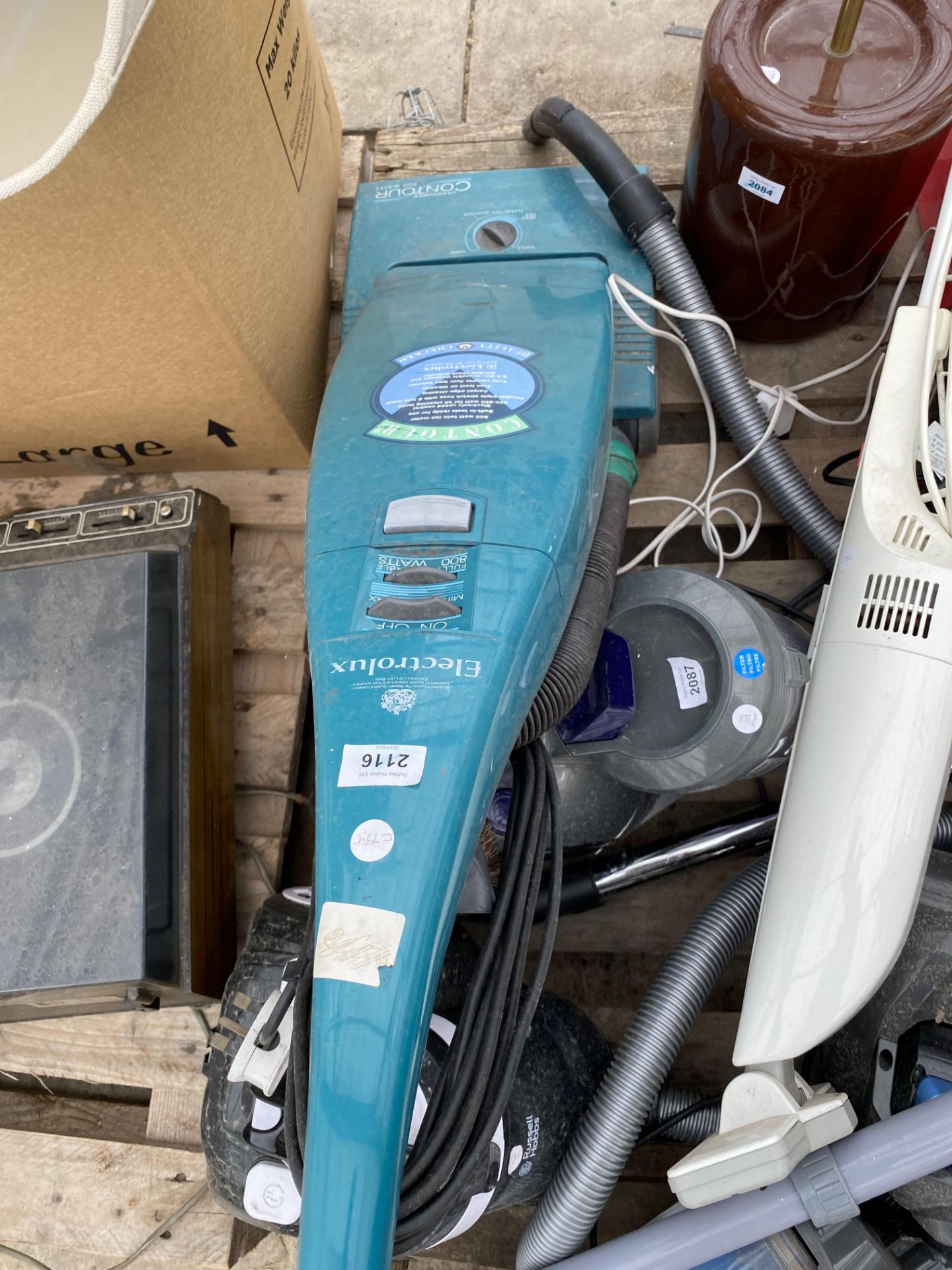 AN ASSORTMENT OF HOUSEHOLD CLEARANCE ITEMS TO INCLUDE HOOVERS AND LIGHT FITTINGS - Image 9 of 12