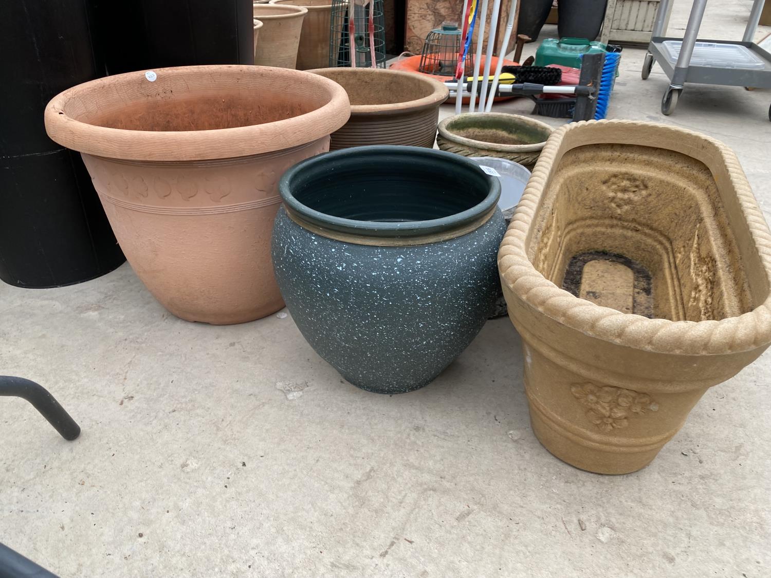 AN ASSORTMENT OF GARDEN POTS AND PLANTERS - Image 3 of 3