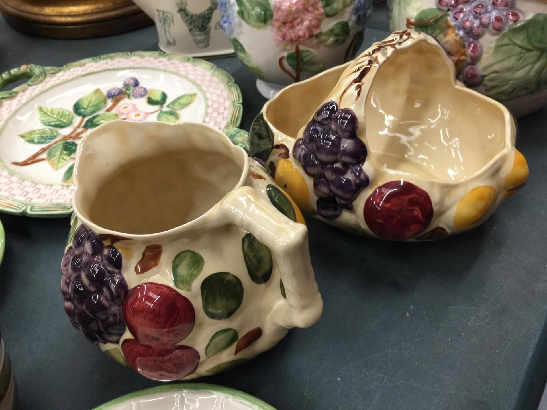 A QUANTITY OF FLORAL CERAMICS TO INCLUDE ITALIAN PLANTERS, PLATES, A CERAMIC WATERING CAN, ETC - Image 3 of 6