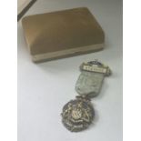 A HALLMARKED SILVER BIRMINIGHAM 1921 MASONIC MEDAL COMPLETE WITH RIBBON AND PRESENTATION BOX