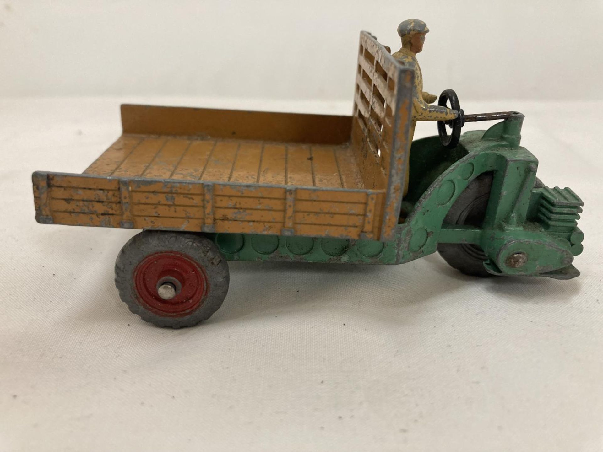 A VINTAGE DINKY TOYS MOTOCART - Image 3 of 10