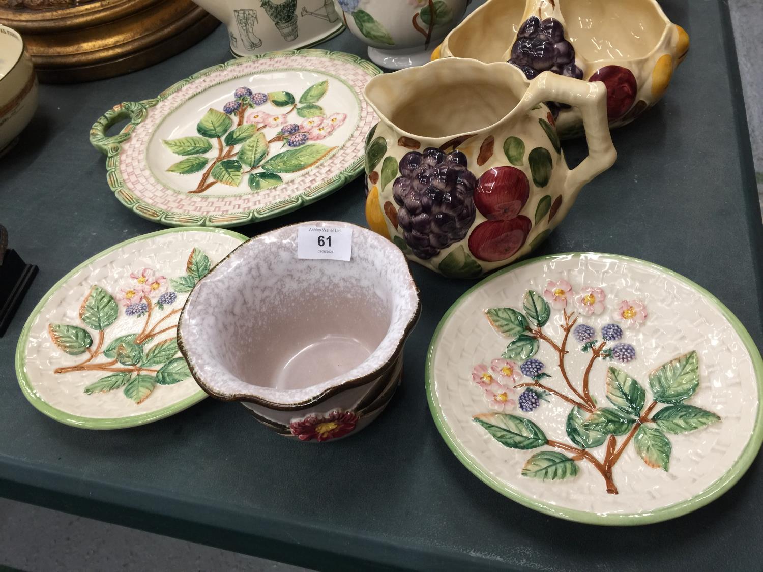 A QUANTITY OF FLORAL CERAMICS TO INCLUDE ITALIAN PLANTERS, PLATES, A CERAMIC WATERING CAN, ETC - Image 2 of 6