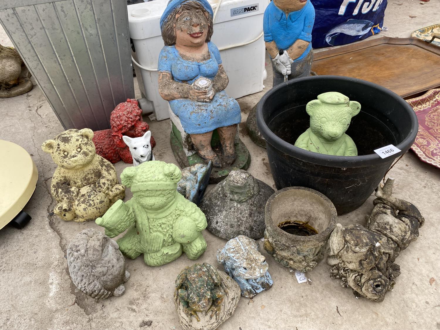 AN ASSORTMENT OF RECONSTITUTED STONE GARDEN FIGURES TO INCLUDE A GOLFER, BEARS AND FROGS ETC - Image 2 of 7