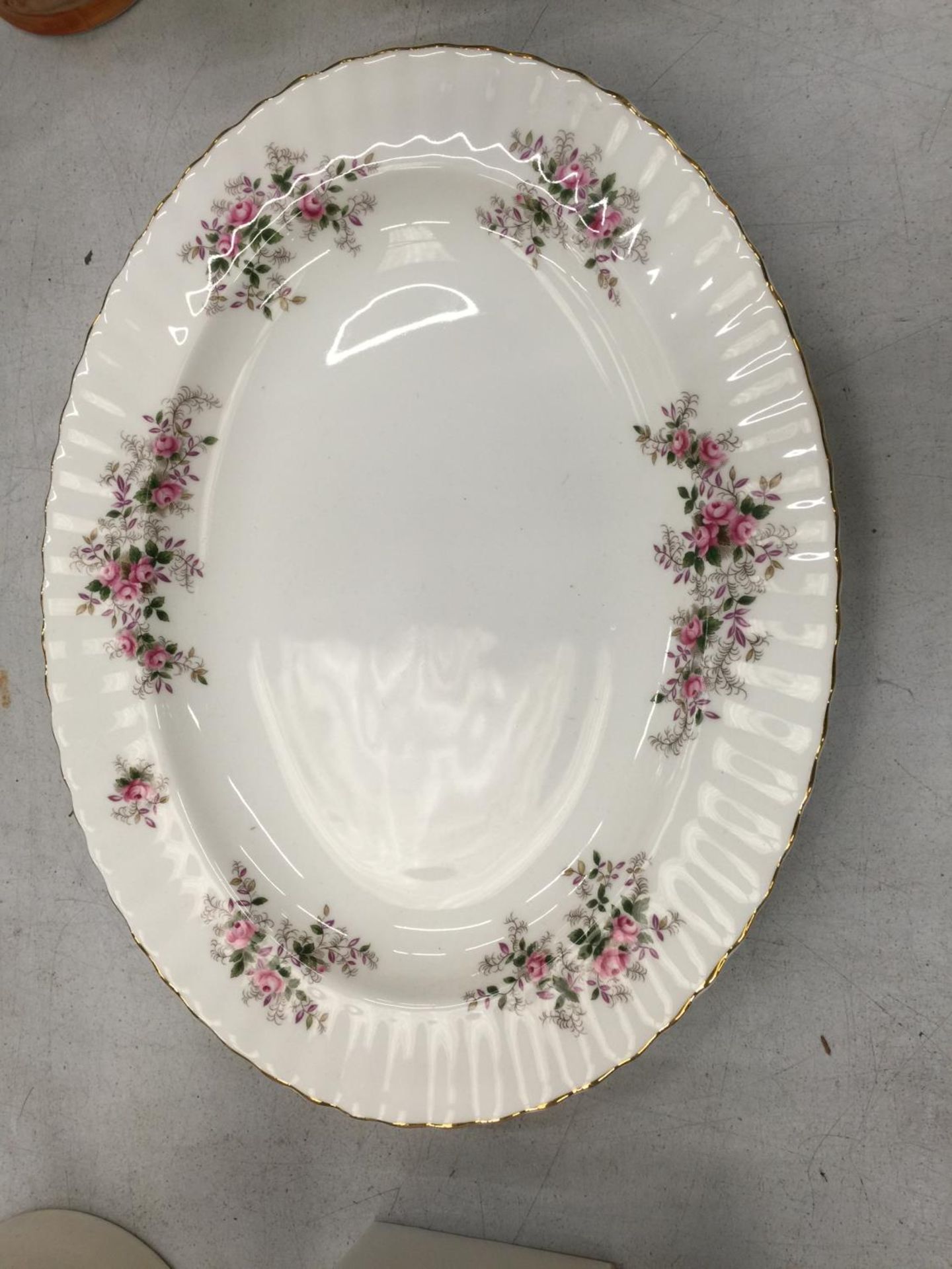 A ROYAL ALBERT 'LAVENDER ROSE' SERVING PLATE, SANDWICH PLATE AND SERVING BOWLS, PLUS A 'JUBILEE - Image 6 of 9