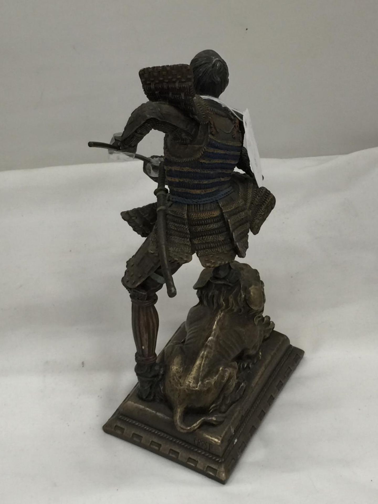 A METAL FIGURE OF A SAMURAI WARRIOR STANDING ON A LION HEIGHT 24CM - Image 3 of 3