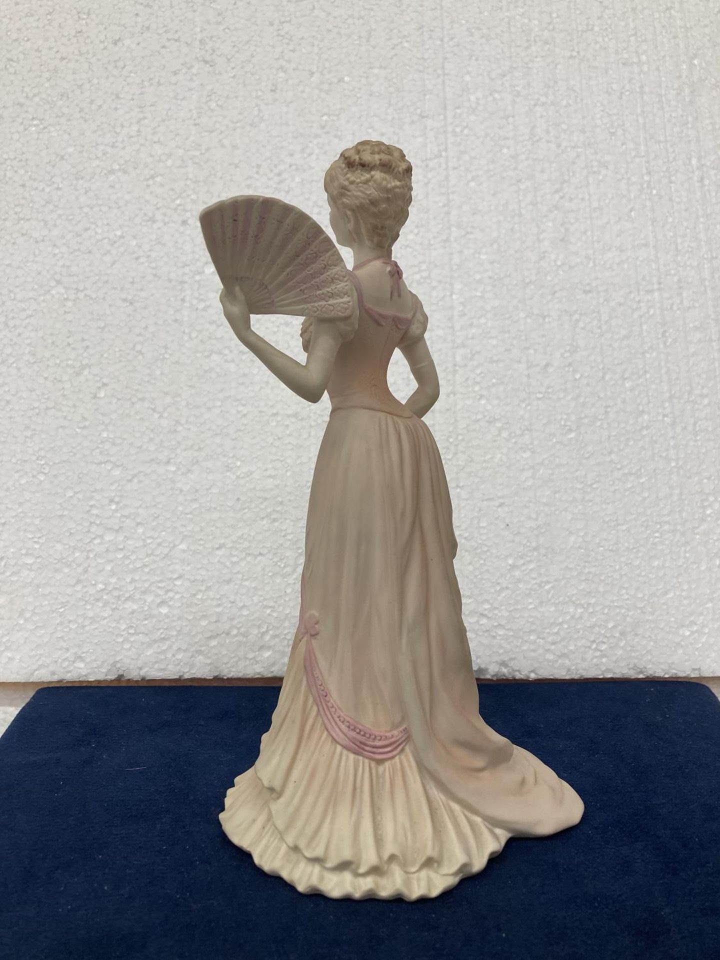A COALPORT PORCELAIN FIGURINE FROM THE AGE OF ELEGANCE COLLECTION "EVENING AT THE OPERA" HAND - Image 6 of 8
