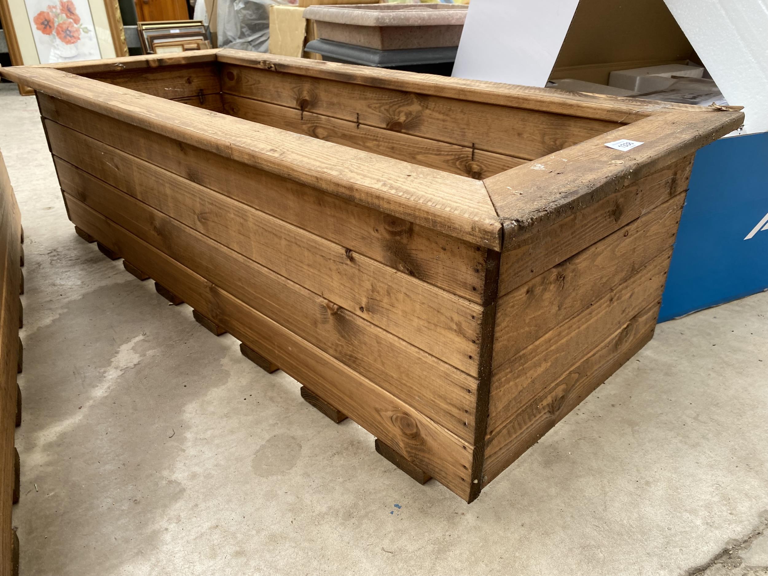 A LARGE AS NEW CHARLES TAYLOR STYLE WOODEN PLANTER TROUGH - Image 2 of 4