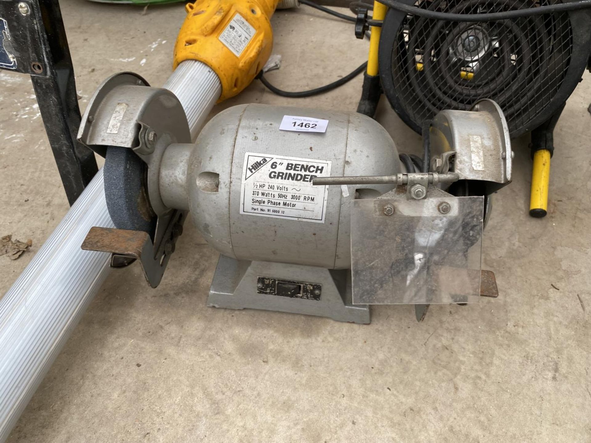 A HLKA 6" BENCH GRINDER, A STANLEY HEATER AND A WORK LIGHT - Image 5 of 6