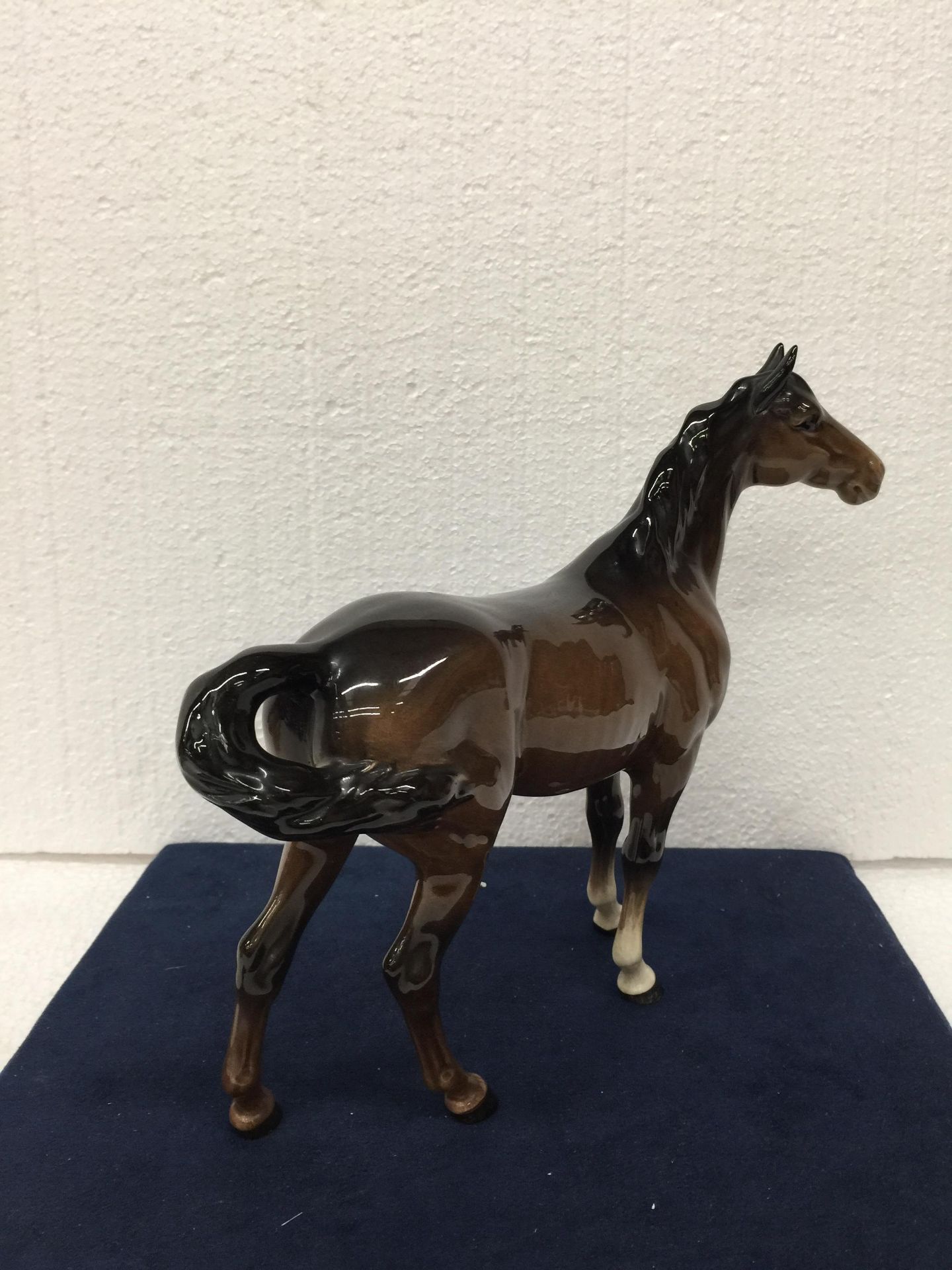 A VINTAGE BESWICK GLOSS BAY HORSE WITH WHITE BLAZE AND A BLACK TAIL AND MANE AND TWO FRONT WHITE - Image 6 of 7
