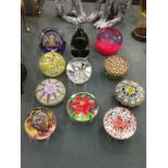 A COLLECTION OF GLASS PAPERWEIGHTS TO INCLUDE CAITHNESS, WEDGWOOD AND COMMEMORATIVE