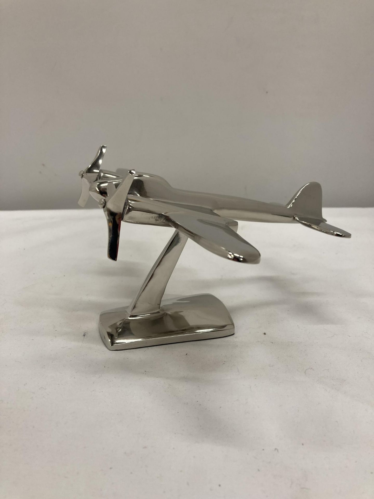 A CHROME MODEL OF A WW11 BOMBER ON STAND HEIGHT 10 CM, LENGTH 17 CM - Image 4 of 5