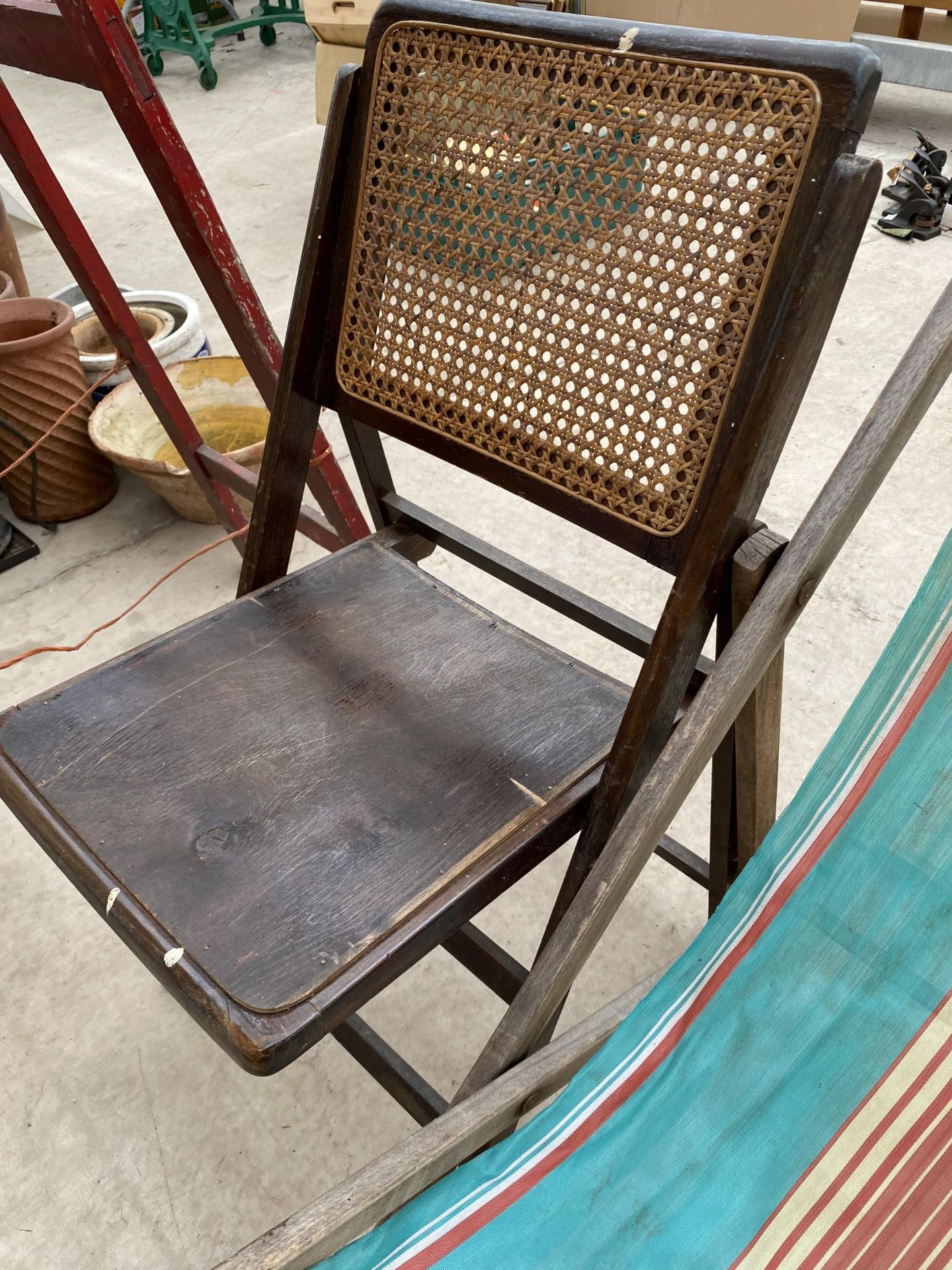 A FOLDING DECK CHAIR, A FURTHER FOLDING CHAIR AND A FOUR RUNG WOODEN STEP LADDER - Image 4 of 4