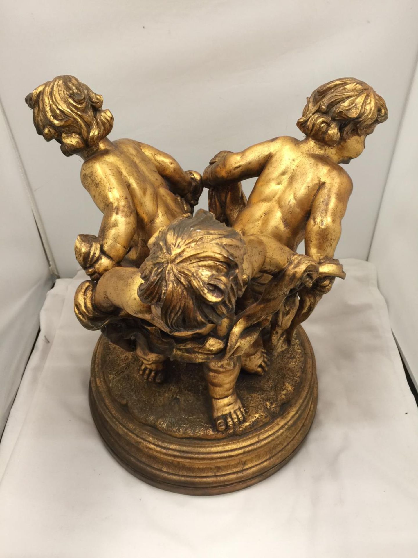 A LARGE GILT COLOURED CHERUBS STAND HEIGHT 44CM, DIAMETER APPROX 34CM - Image 2 of 5