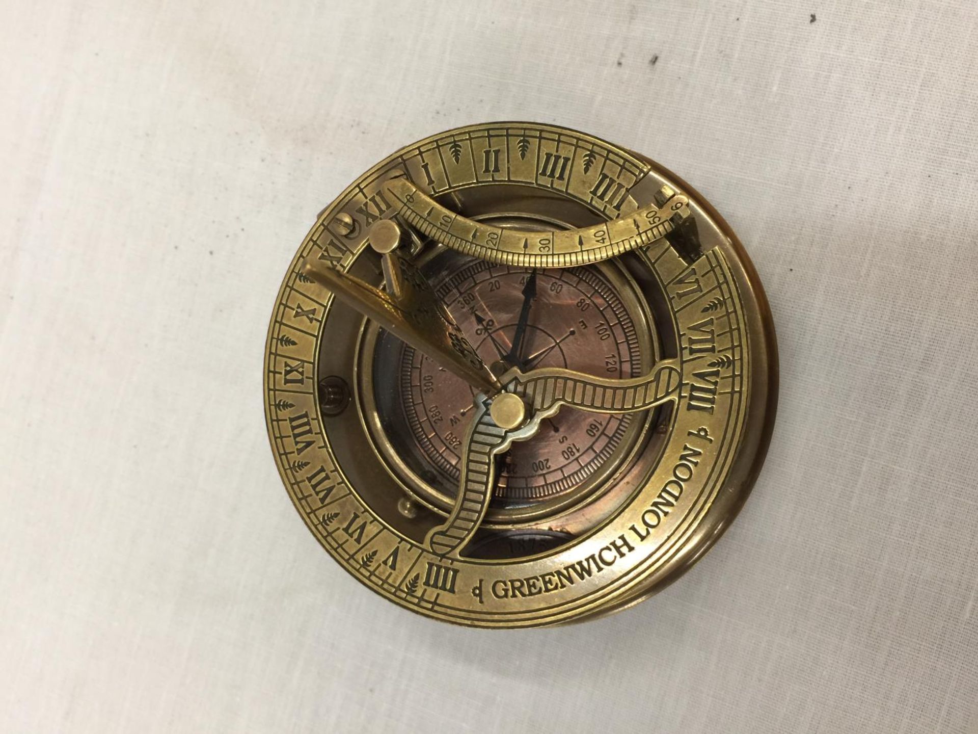 A BRASS SUNDIAL GREENWICH LONDON COMPASS W: 8.5CM - Image 2 of 4