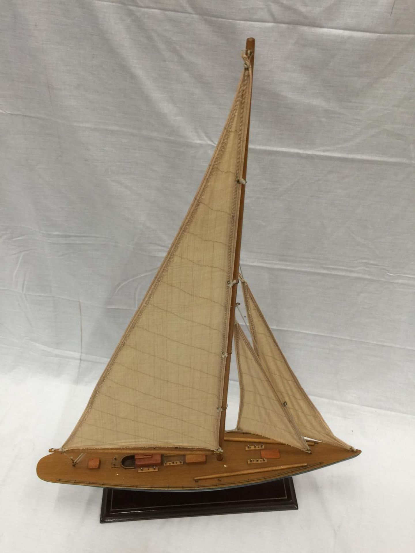 A MODEL OF A HAND PAINTED SINGLE MASTED SAILING SHIP ON A STAND L: 61CM - Image 2 of 5