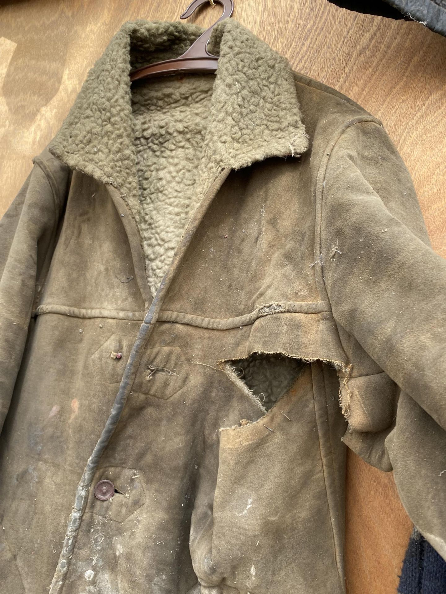 A RARE COLLECTION OF FRED DIBNAH MBE CLOTHING TO INCLUDE BIB AND BRACES, JACKETS AND FURTHER WORK - Bild 14 aus 19