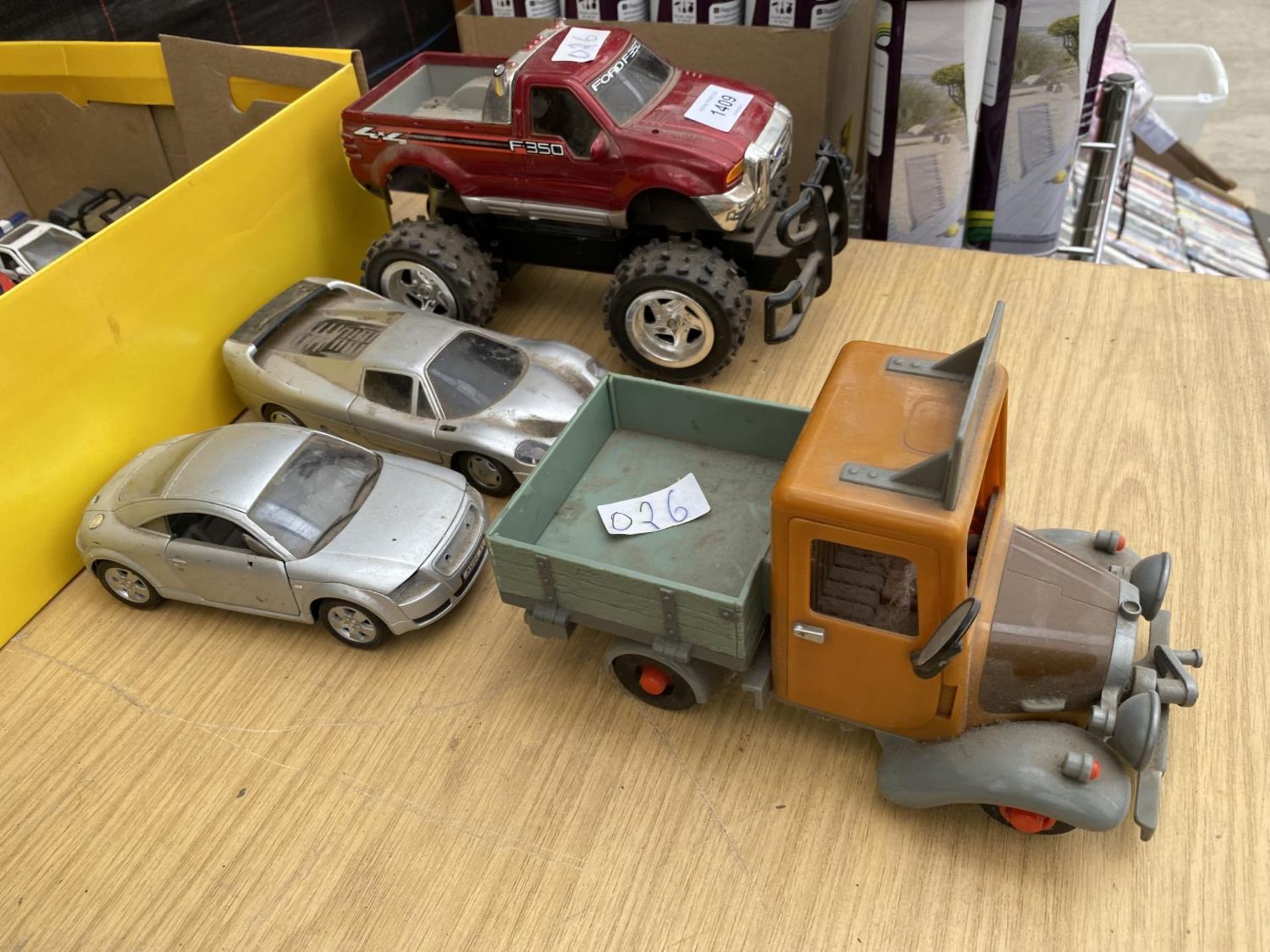 AN ASSORTMENT OF TOY CARS AND VEHICLES - Image 3 of 3