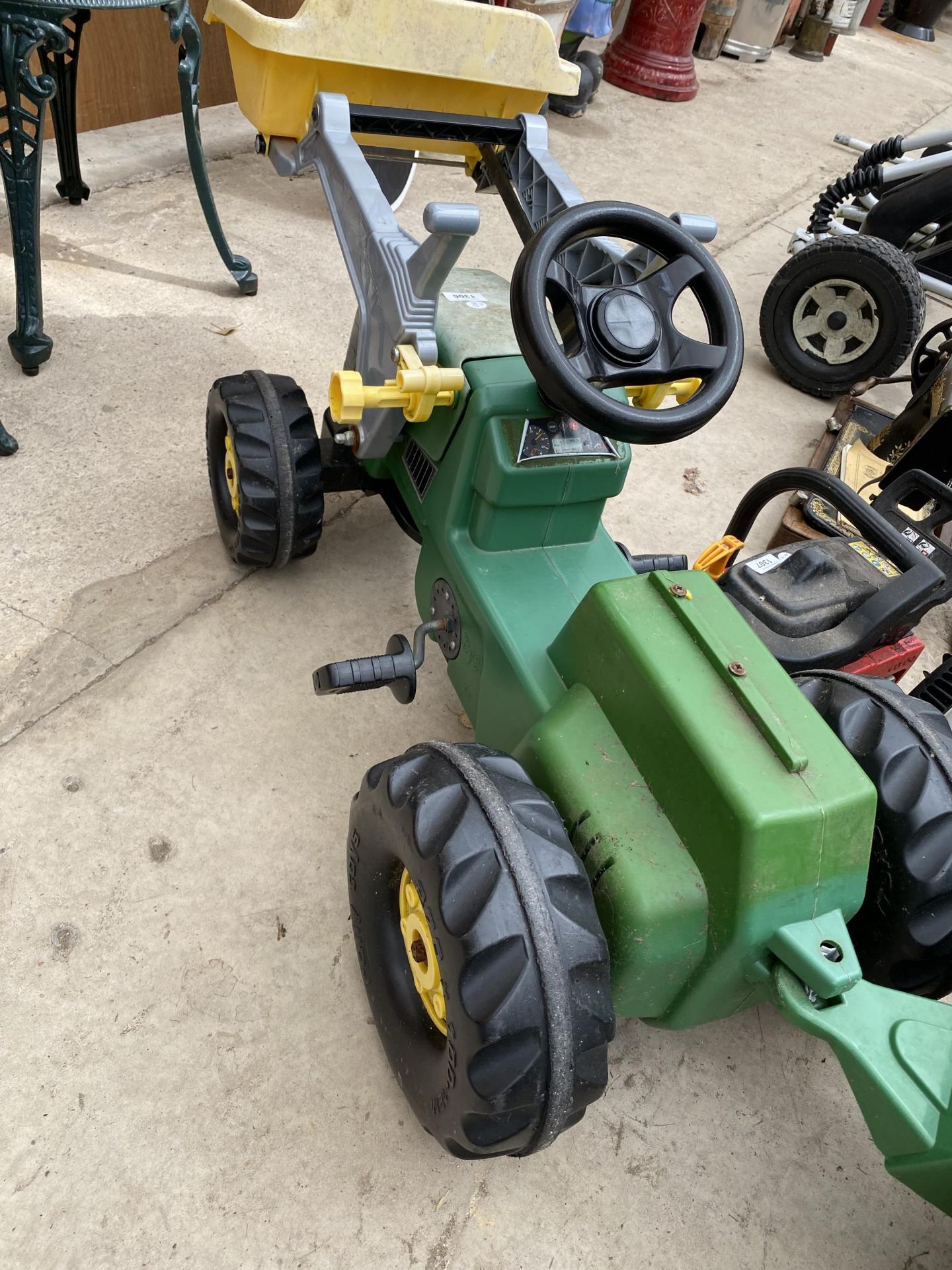 A PLASTIC JOHN DEERE PEDAL TRACTOR WITH TRAILER - Image 2 of 6