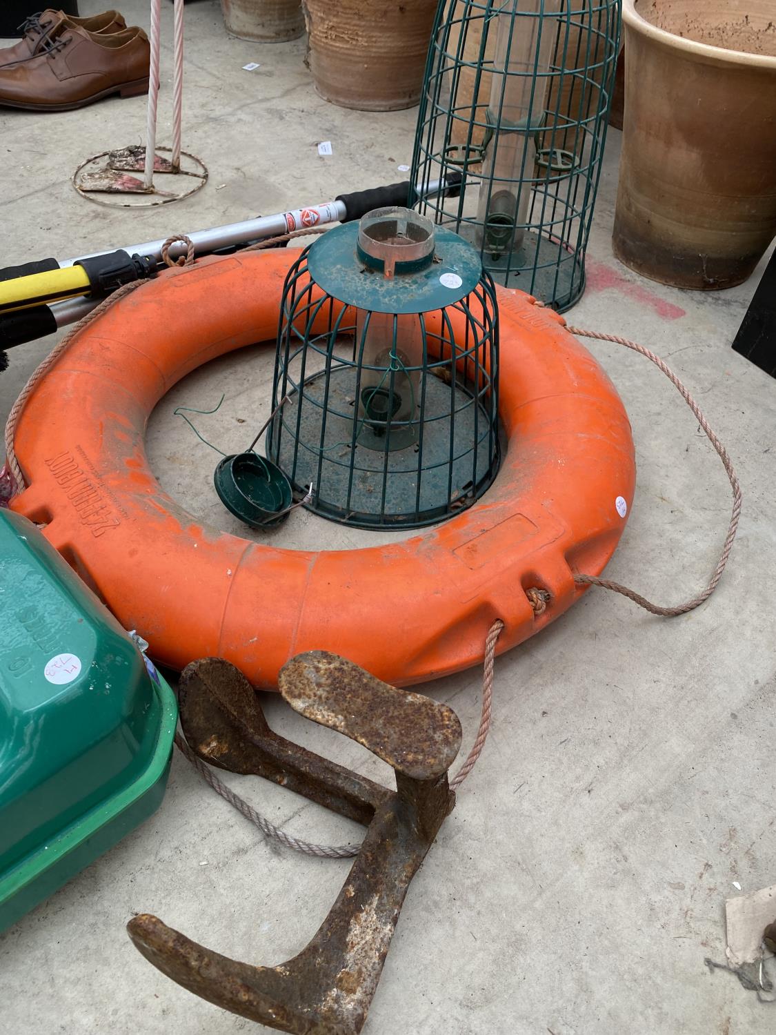 ANB ASSORTMENT OF ITEMS TO INCLUDE FUEL CANS, BIRD FEEDERS AND A COBBLERS LAST ETC - Image 3 of 4