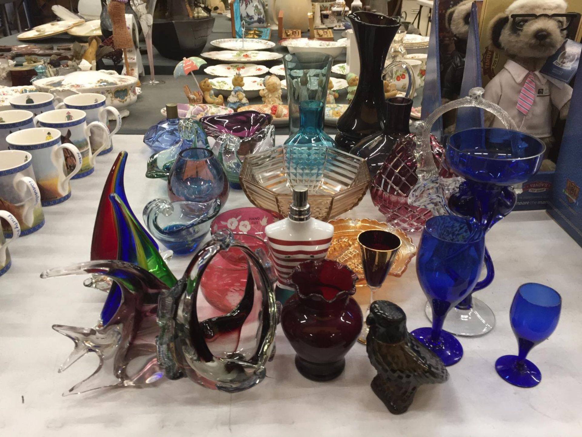 A LARGE QUANTITY OF COLOURED GLASSWARE TO INCLUDE MURANO AND MDINA STYLE, VASES, JUGS, BOWLS, - Image 12 of 21