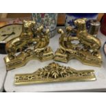 A PAIR OF HEAVY BRASS FIRE DOGS WITH TIGER DECORATION AND A MATCHING BRASS FIRE FENDER