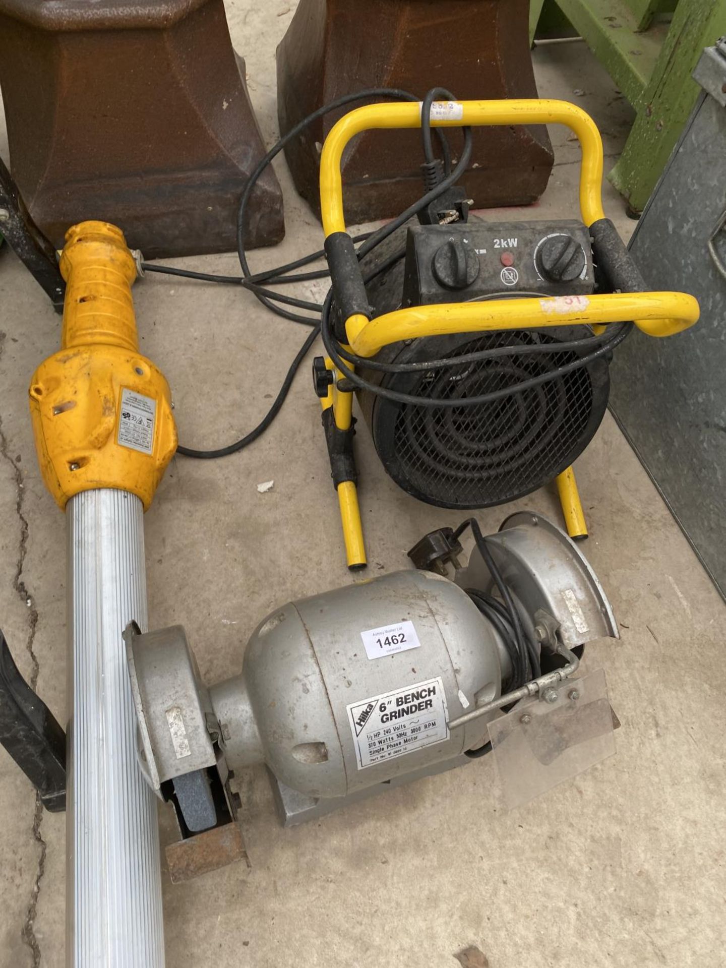 A HLKA 6" BENCH GRINDER, A STANLEY HEATER AND A WORK LIGHT - Image 3 of 6