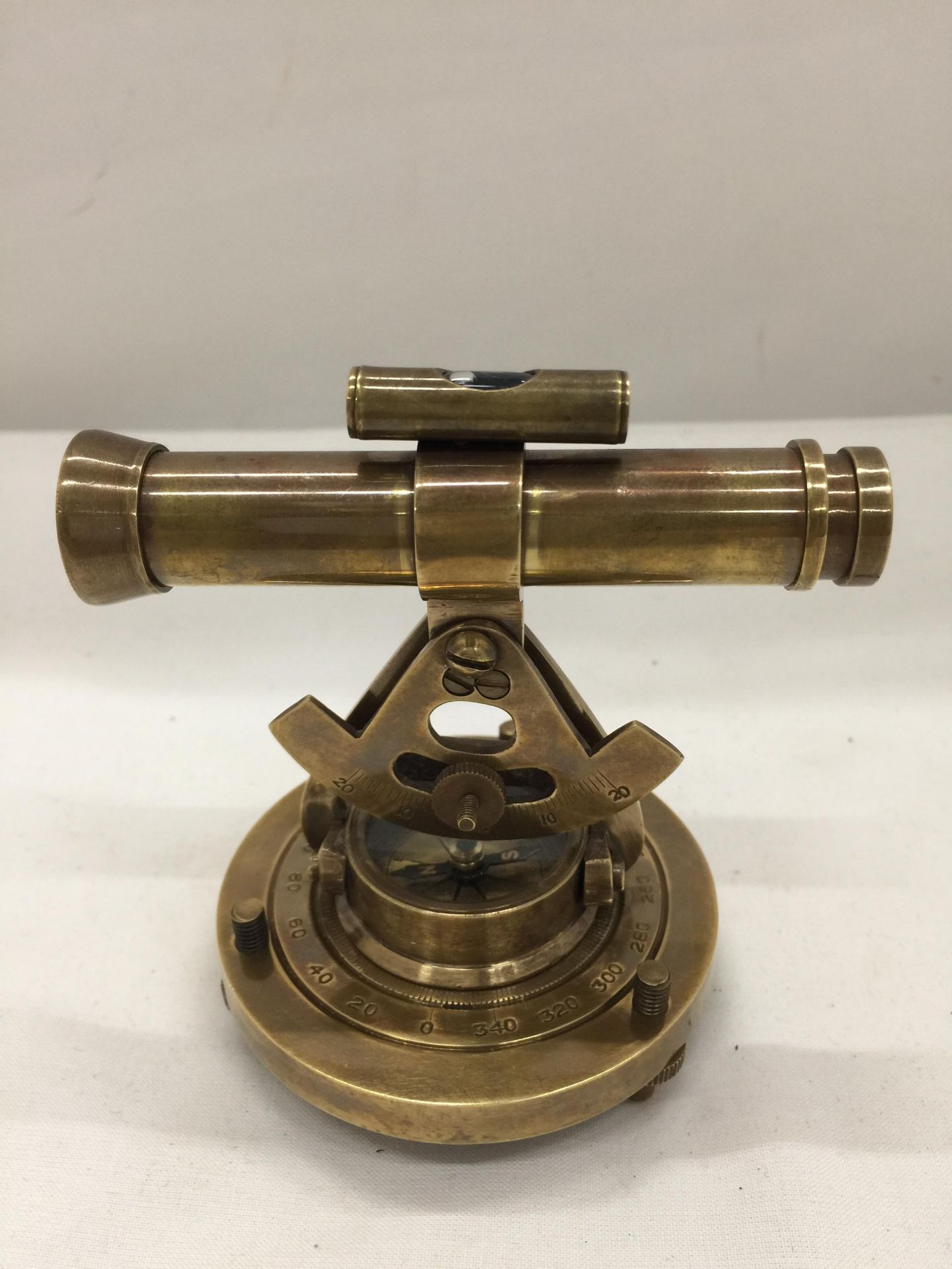 A BRASS TELESCOPE AND COMPASS HEIGHT 10CM - Image 3 of 6