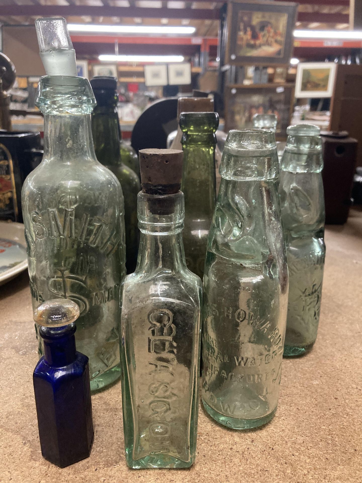 A COLLECTION OF VINTAGE BOTTLES TO INCLUDE GREEN AND CLEAR MOST WITH MANUFACTURERS NAMES