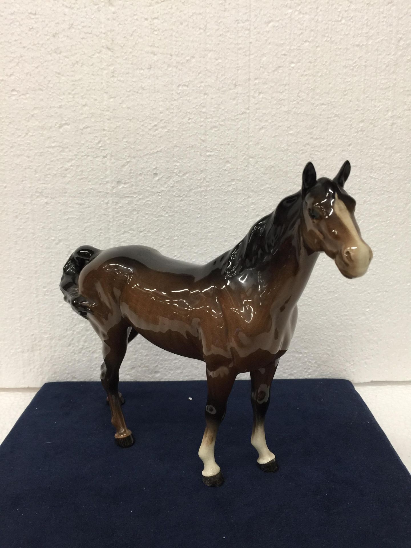 A VINTAGE BESWICK GLOSS BAY HORSE WITH WHITE BLAZE AND A BLACK TAIL AND MANE AND TWO FRONT WHITE - Image 5 of 7