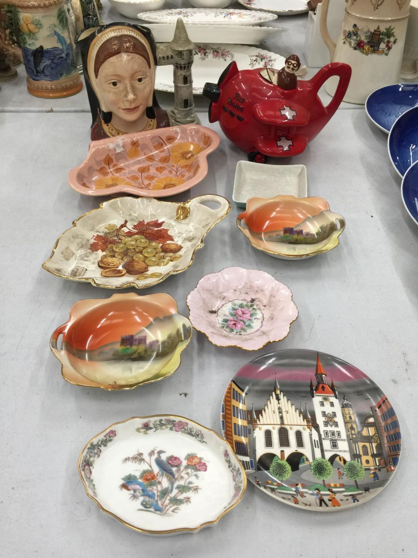 A QUANTITY OF CERAMIC AND CHINA ITEMS TO INCLUDE NORITAKE DISHES, A CARLTON WARE 'RED BARON' TEAPOT,