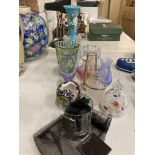 A QUANTITY OF COLOURED ART GLASS TO INCLUDE CAITNESS STYLE VASES, A VINTAGE TURQUOISE VASE WITH A