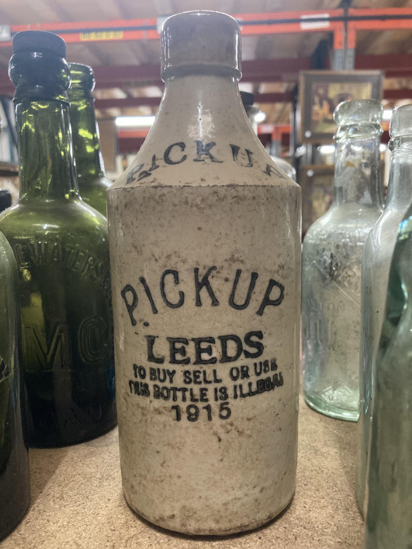 A COLLECTION OF VINTAGE BOTTLES TO INCLUDE GREEN AND CLEAR MOST WITH MANUFACTURERS NAMES - Image 4 of 4